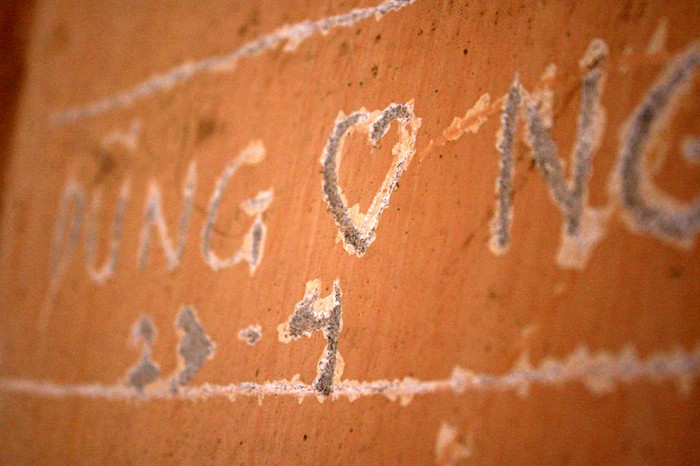 Rất nhiều khách tham quan đã hồn nhiên "khắc" dấu ấn tình yêu của mình vào tường của Cột cờ Hà Nội mà không hề biết rằng đó là một hành động không mấy đẹp mắt.